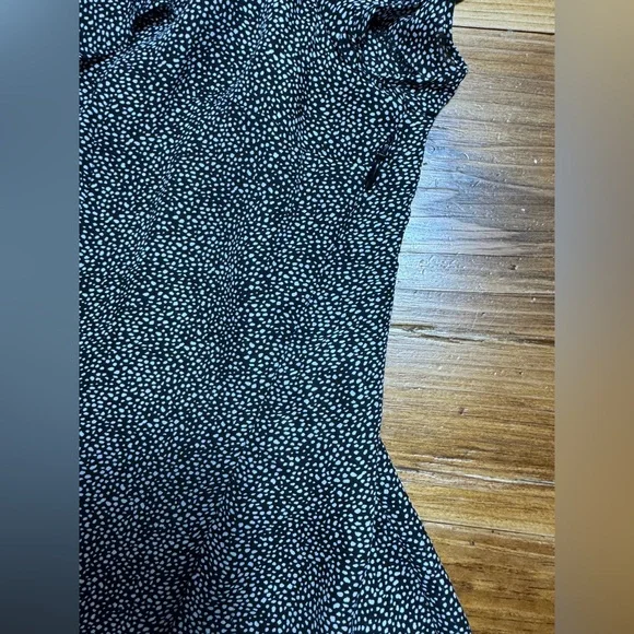 White House Black Market Black, White Cap Sleeve V-Neck Ruffle Silk Blouse Sz 10 - Picture 8 of 13